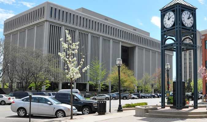 Image of the 16th Circuit Court - Macomb County courthouse.